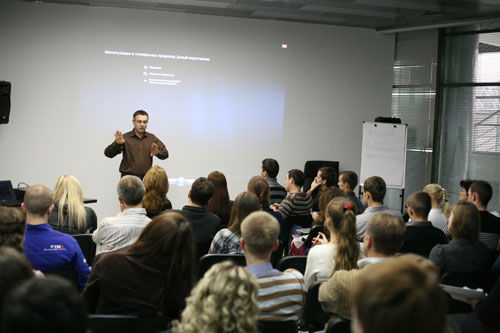 Олег Демчик выступает на конференции ISell