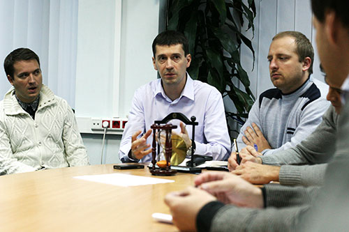 Андрей Яценко оценивает невербалику переговорщиков