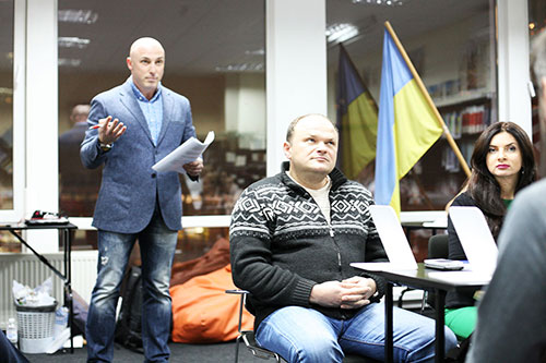 Владимир Рогов дает наставления участникам управленческих поединков